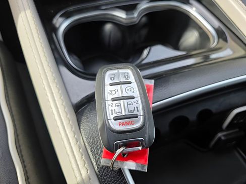 Used 2023 Chrysler Pacifica Limited image 30