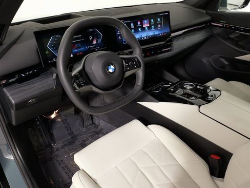 Used 2024 BMW 530i xDrive image 29