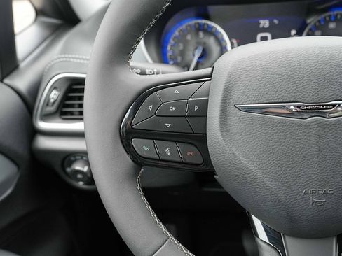 Used 2025 Chrysler Pacifica Limited FWD image 33