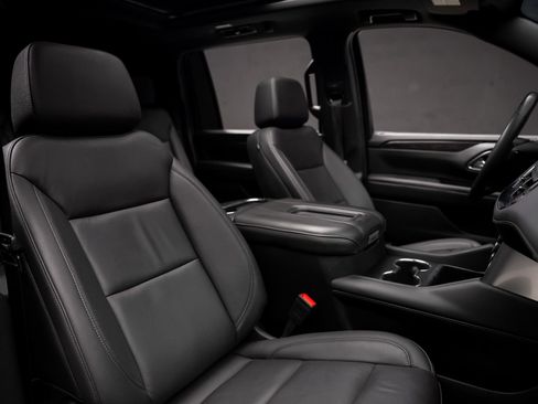 Used 2024 Chevrolet Suburban LT w/ Luxury Package RWD image 59