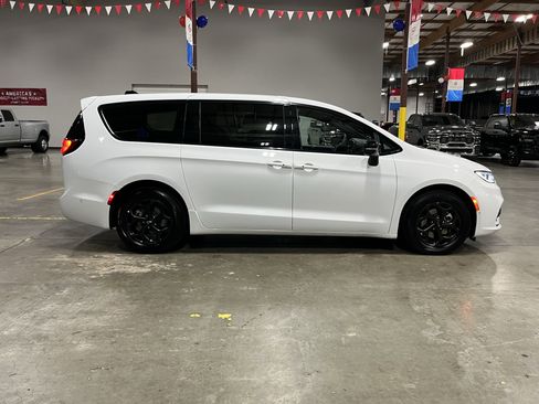 Used 2024 Chrysler Pacifica Select image 6