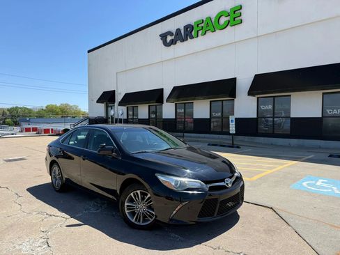 Used 2016 Toyota Camry SE FWD image 1