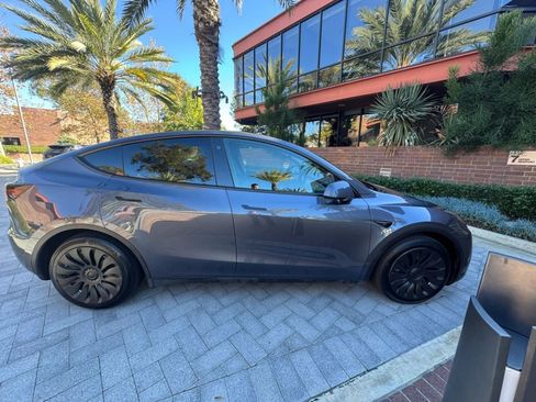 Used 2025 Tesla Model Y Long Range AWD/4WD image 8