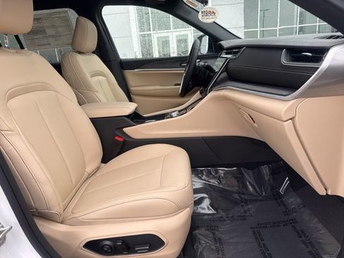 New 2025 Jeep Grand Cherokee Limited w/ Trailer Tow Package image 21