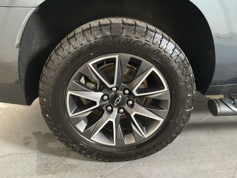 Used 2021 Chevrolet Suburban Z71 w/ Z71 Off-Road Package AWD/4WD image 11