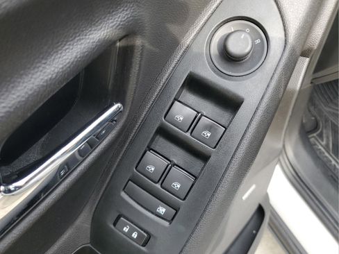 Used 2020 Chevrolet Trax LT w/ Sun & Sound Package FWD image 13