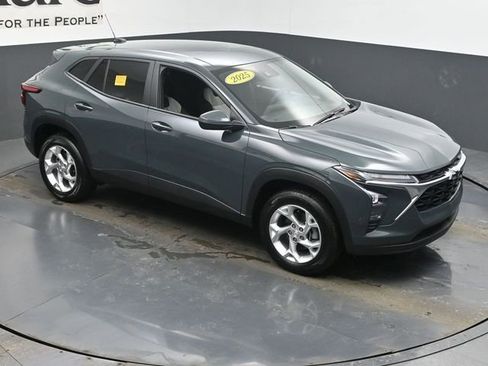 Used 2025 Chevrolet Trax LS w/ LS Convenience Package image 46
