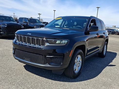 Used 2023 Jeep Grand Cherokee Laredo AWD/4WD image 5