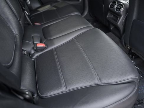 Used 2025 Mercedes-Benz GLC 300 4MATIC image 29