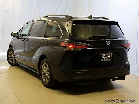 Used 2022 Toyota Sienna XLE FWD image 9
