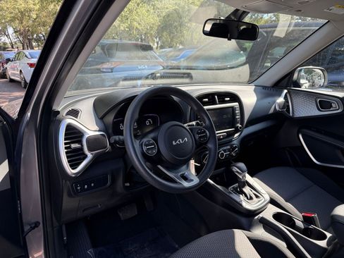 Used 2025 Kia Soul LX w/ LX Technology Package FWD image 31
