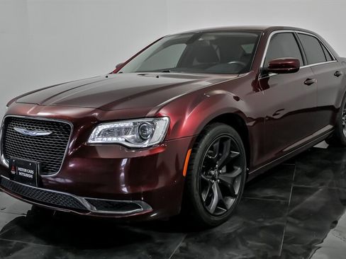 Used 2019 Chrysler 300 Touring RWD image 5