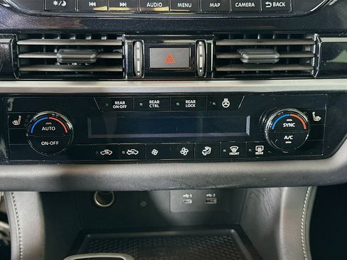 Used 2025 Nissan Pathfinder SL image 24