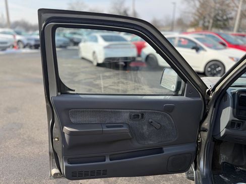 Used 2000 Nissan Frontier XE image 19