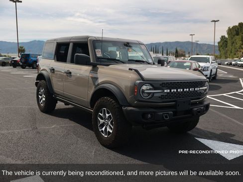 Used 2025 Ford Bronco Badlands image 8