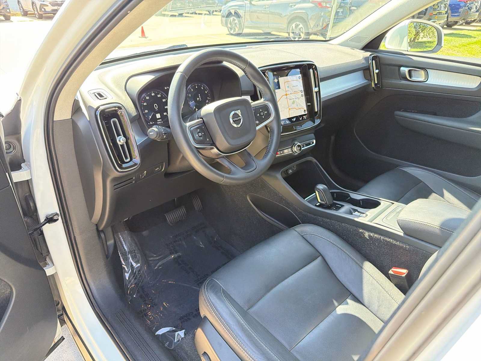 Used 2021 Volvo XC40 T5 Momentum w/ Premium Package AWD/4WD image 2