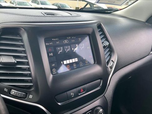 Used 2019 Jeep Cherokee Latitude Plus w/ Comfort/Convenience Group image 23