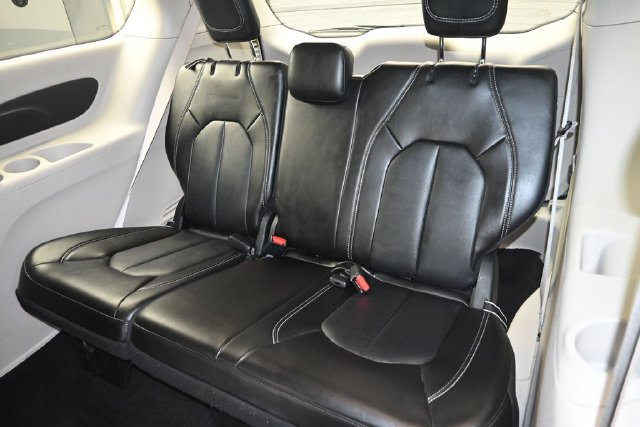 Used 2024 Chrysler Pacifica Touring-L FWD image 14