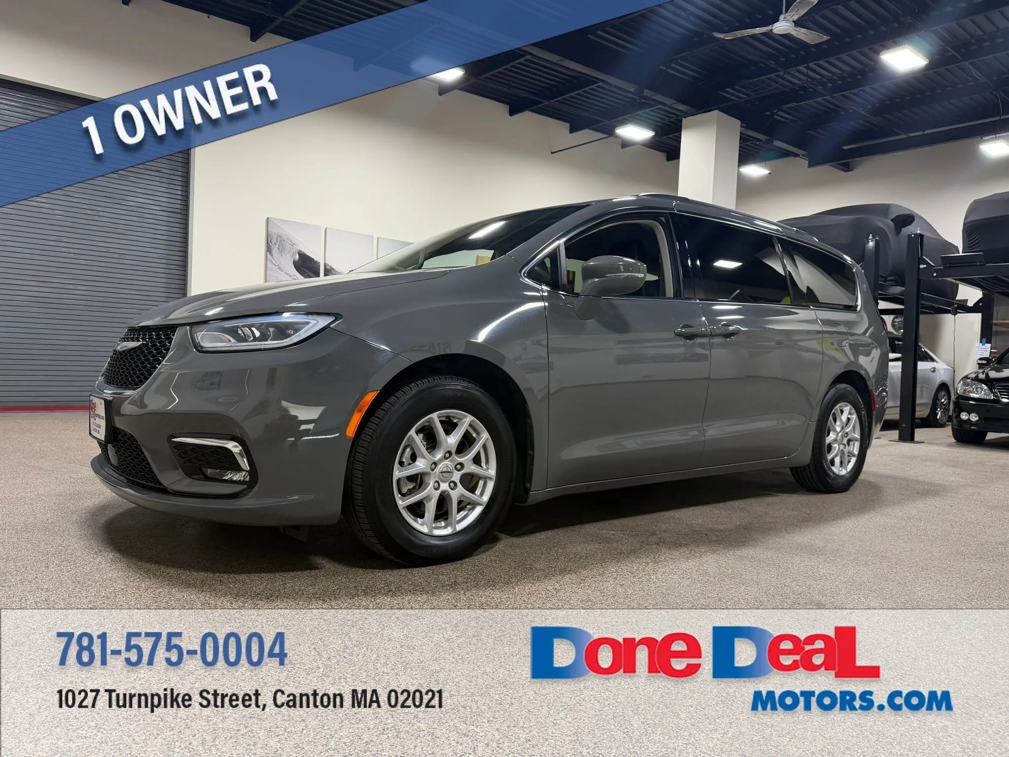 Used 2022 Chrysler Pacifica Touring-L FWD image 1