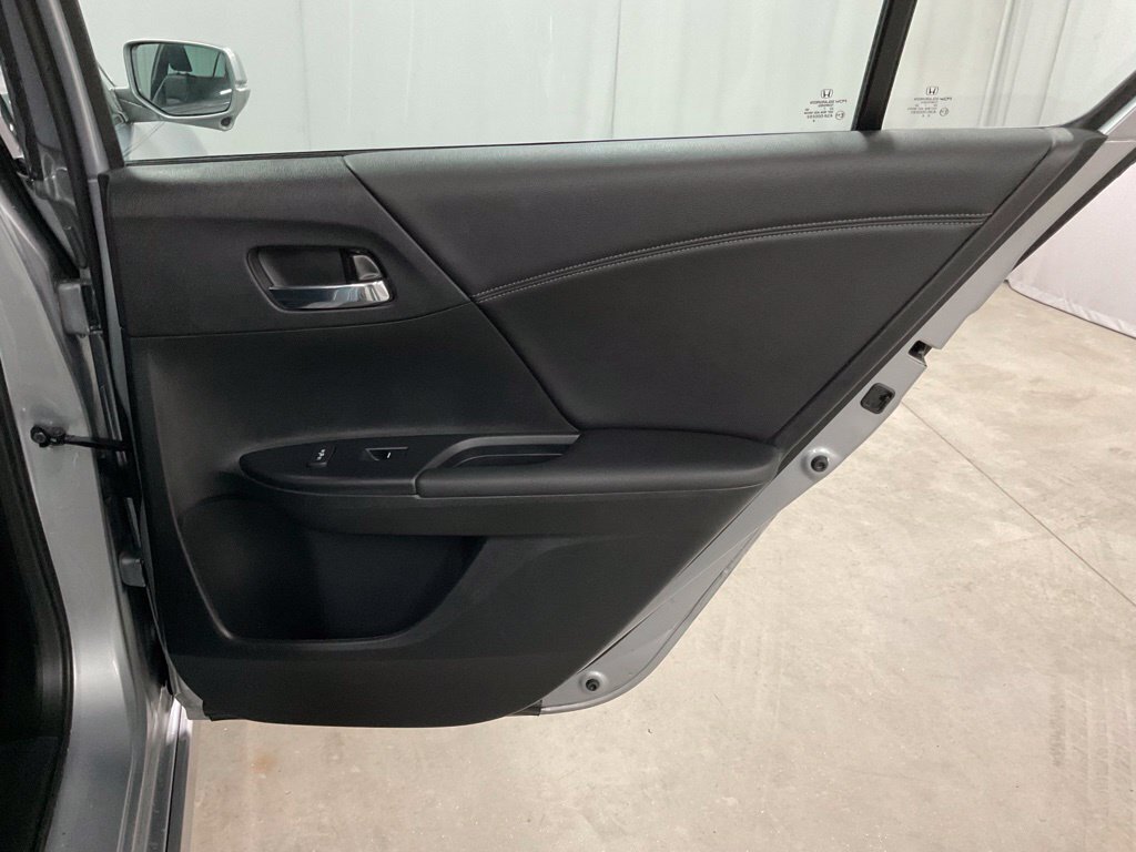 Used 2017 Honda Accord Touring image 32