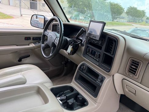 Used 2005 Chevrolet Avalanche 2500 w/ Preferred Equipment Group AWD/4WD image 4