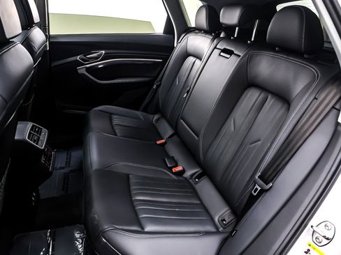 Used 2023 Audi e-tron Premium Plus w/ Premium Plus Package image 8