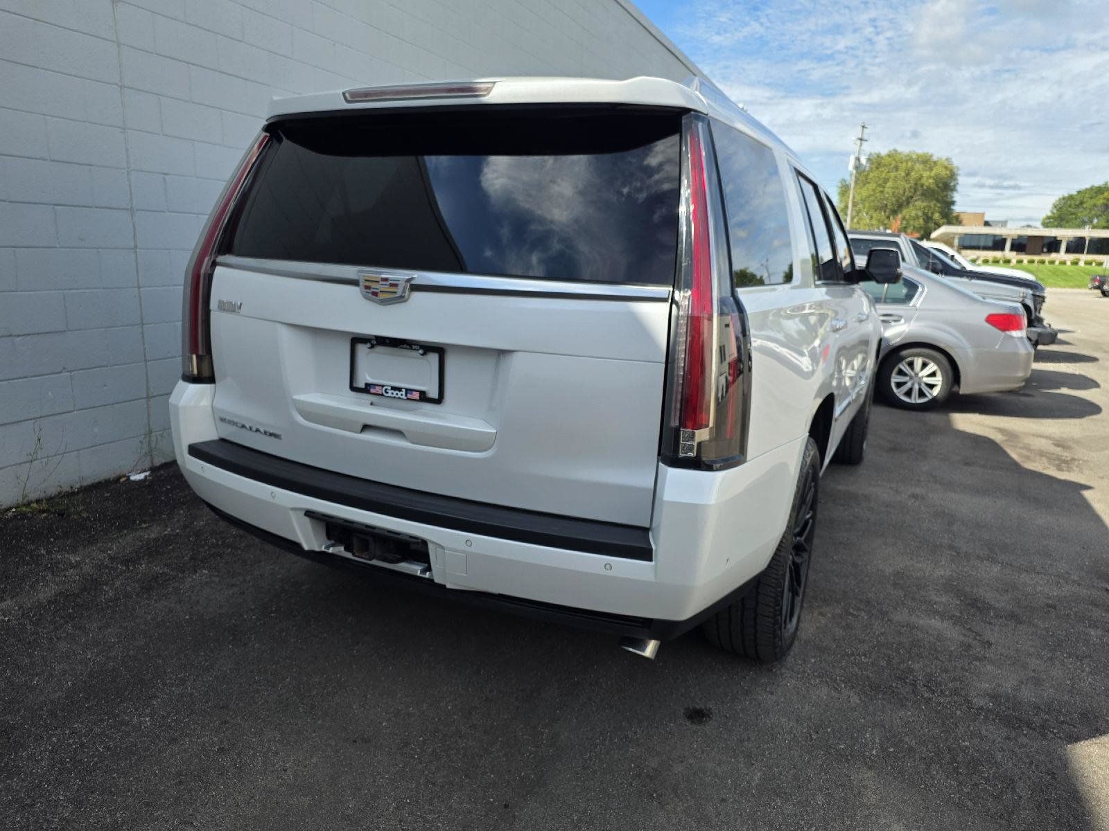 Used 2019 Cadillac Escalade Premium Luxury w/ LPO, Radiant Package AWD/4WD image 22