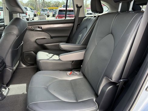 Used 2020 Toyota Highlander Limited image 16