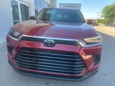 Used 2024 Toyota Grand Highlander FWD image 2