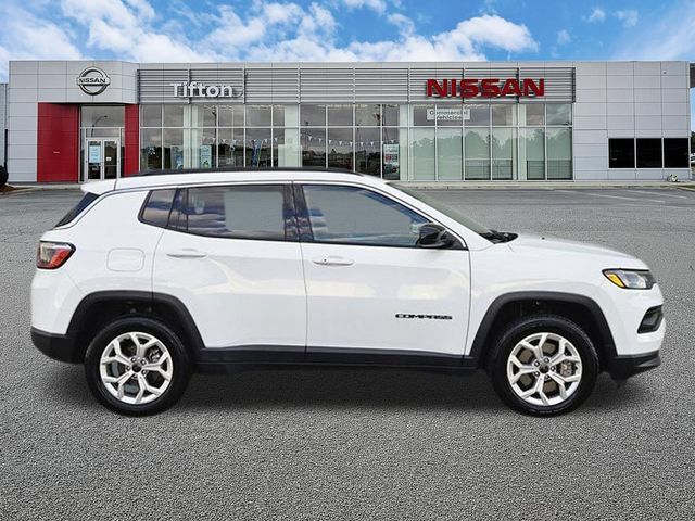 Used 2025 Jeep Compass Latitude AWD/4WD image 3