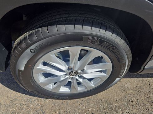 Used 2025 Toyota Corolla Cross LE FWD image 9