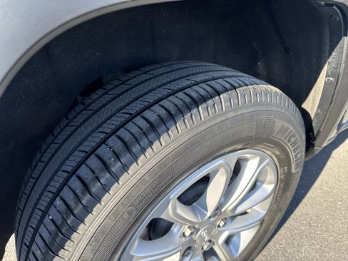 Used 2021 Jeep Grand Cherokee Laredo X image 12