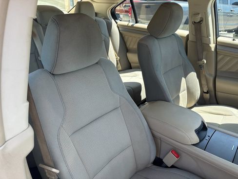 Used 2017 Ford Taurus SEL image 18