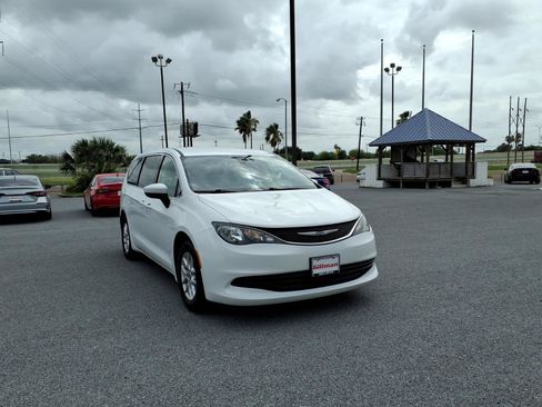 Used 2020 Chrysler Voyager LX FWD image 2