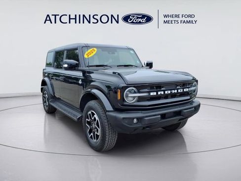 Used 2025 Ford Bronco Outer Banks AWD/4WD image 3