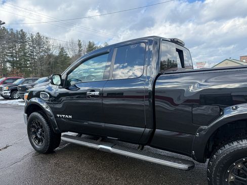 Used 2017 Nissan Titan SV image 10