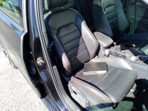 Used 2015 Volkswagen Golf 4-Door FWD image 35