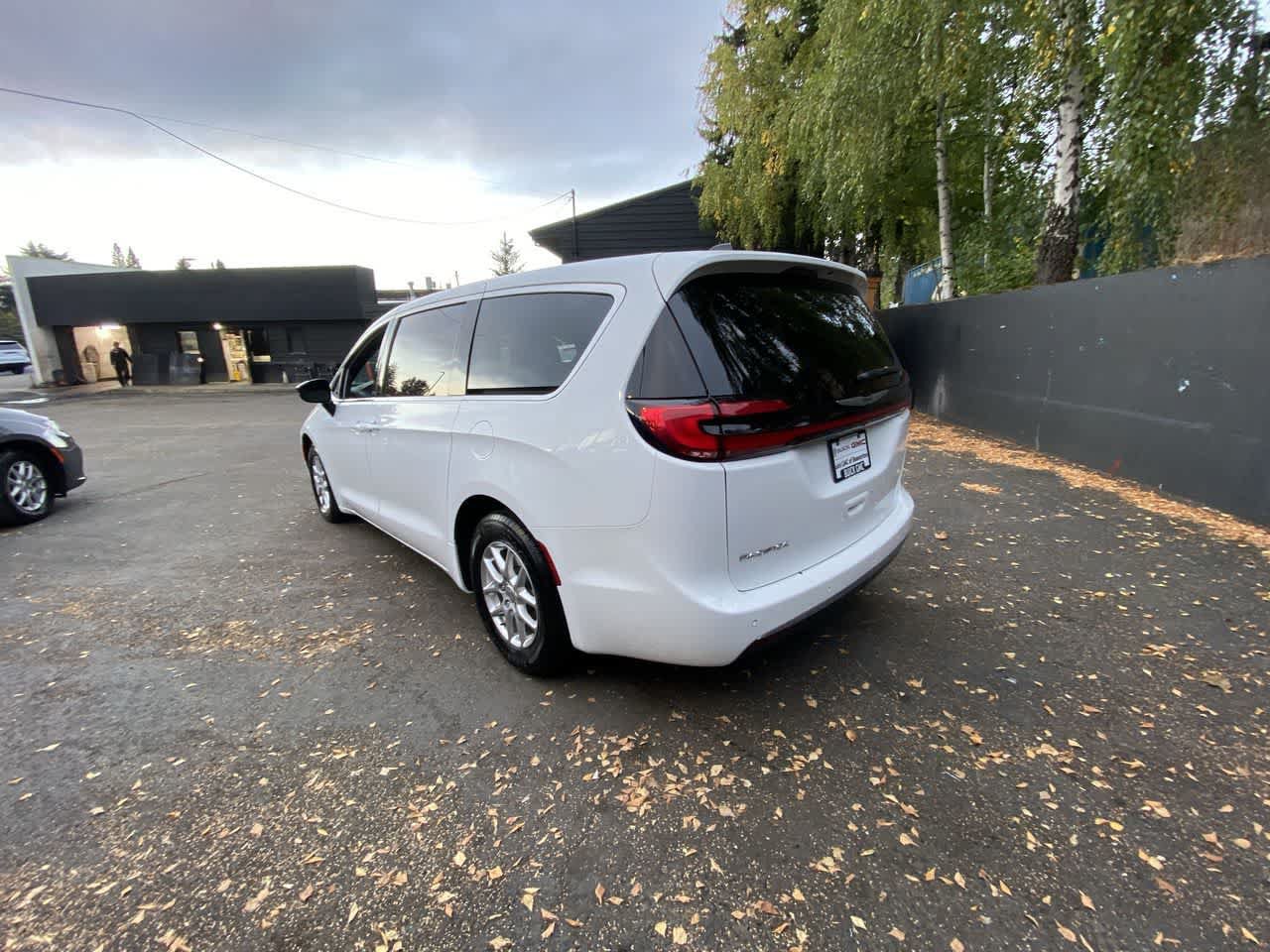 Used 2025 Chrysler Pacifica Select FWD image 4