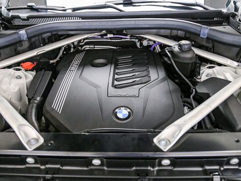 Used 2022 BMW X5 xDrive40i w/ Parking Assistance Package AWD/4WD image 29