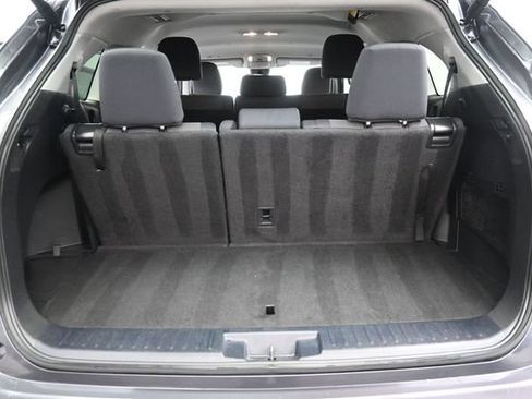 Used 2024 Toyota Highlander LE FWD image 2