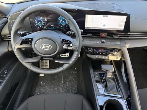Certified 2025 Hyundai Elantra SEL FWD image 17