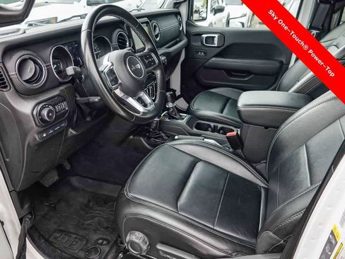Used 2022 Jeep Wrangler Unlimited Sahara AWD/4WD image 16
