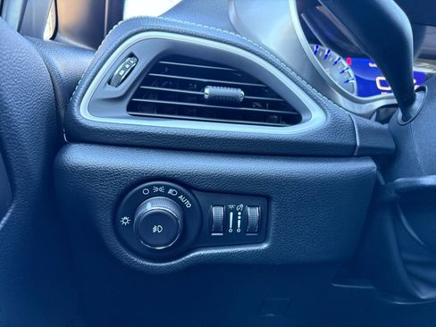 New 2026 Chrysler Pacifica Select image 4