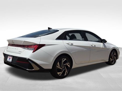 Used 2025 Hyundai Elantra Limited FWD image 6