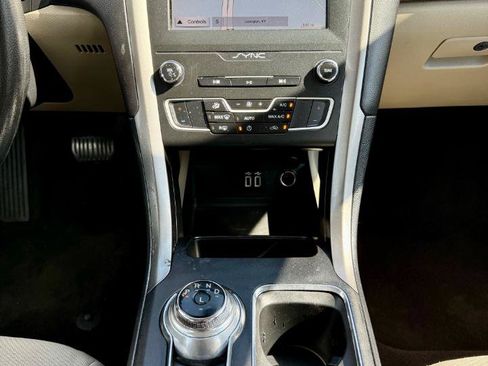 Used 2019 Ford Fusion SE FWD image 23
