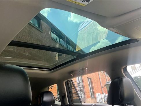 Used 2022 Volkswagen Atlas SE w/ Panoramic Sunroof Package FWD image 23