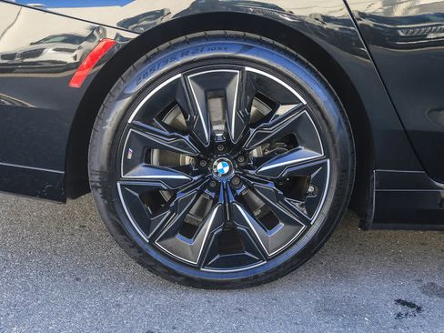 Used 2025 BMW i7 xDrive60 w/ Premium Package image 8