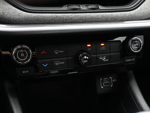 Used 2023 Jeep Compass Latitude image 20