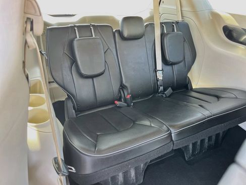 Used 2019 Chrysler Pacifica Limited FWD image 27