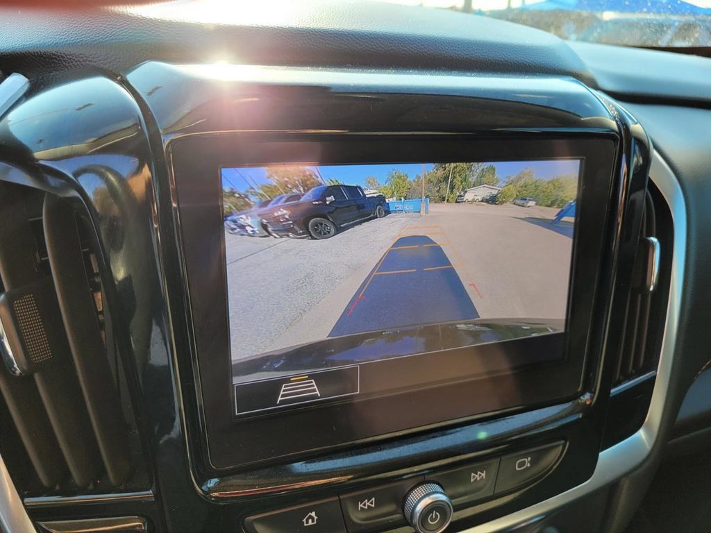 Used 2021 Chevrolet Traverse LT FWD image 25